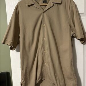Uniqlo Men's Short-Sleeve Button-Down Shirt in Khaki